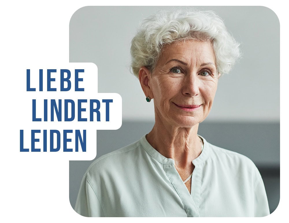 Eine ältere Frau mit kurzen, weißen Locken und leichter Kleidung lächelt sanft. Neben ihr steht in großen blauen Buchstaben „LIEBE LINDERT LEIDEN“. Der Hintergrund ist hell und minimalistisch.