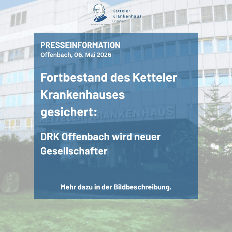 Eine blaue Grafik in einer Pressemitteilung verkündet vor dem Hintergrund eines verschwommenen Krankenhausgebäudes: „Fortbestand des Ketteler Krankenhauses gesichert: DRK Offenbach wird neuer Gesellschafter“.