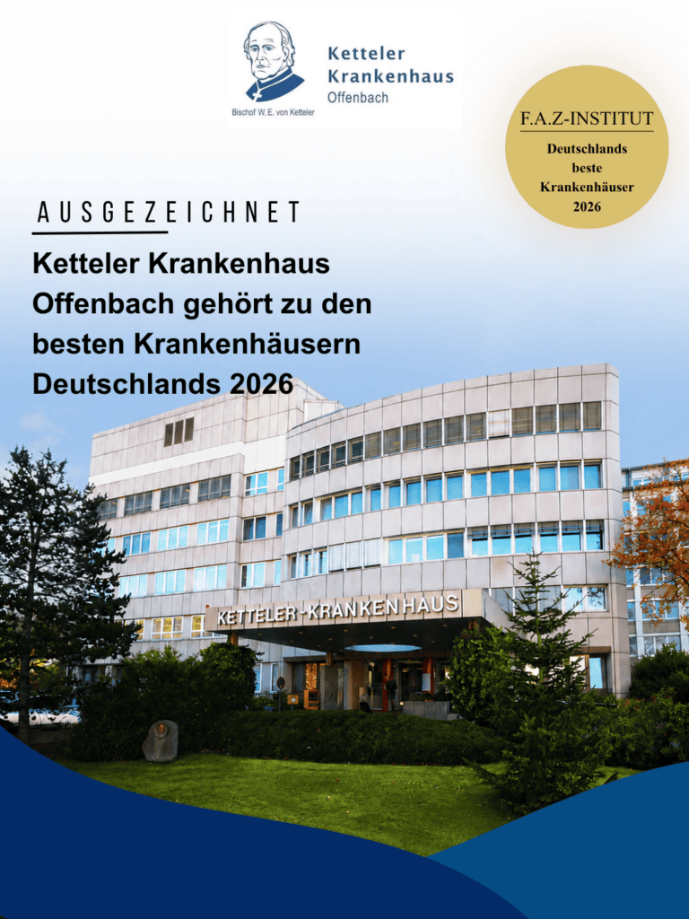 Ein großes Krankenhausgebäude mit der Aufschrift „Ketteler Krankenhaus“ und einem runden Auszeichnungsabzeichen, das laut F.A.Z.-Institut darauf hinweist, dass es zu den besten Krankenhäusern Deutschlands im Jahr 2026 zählt.