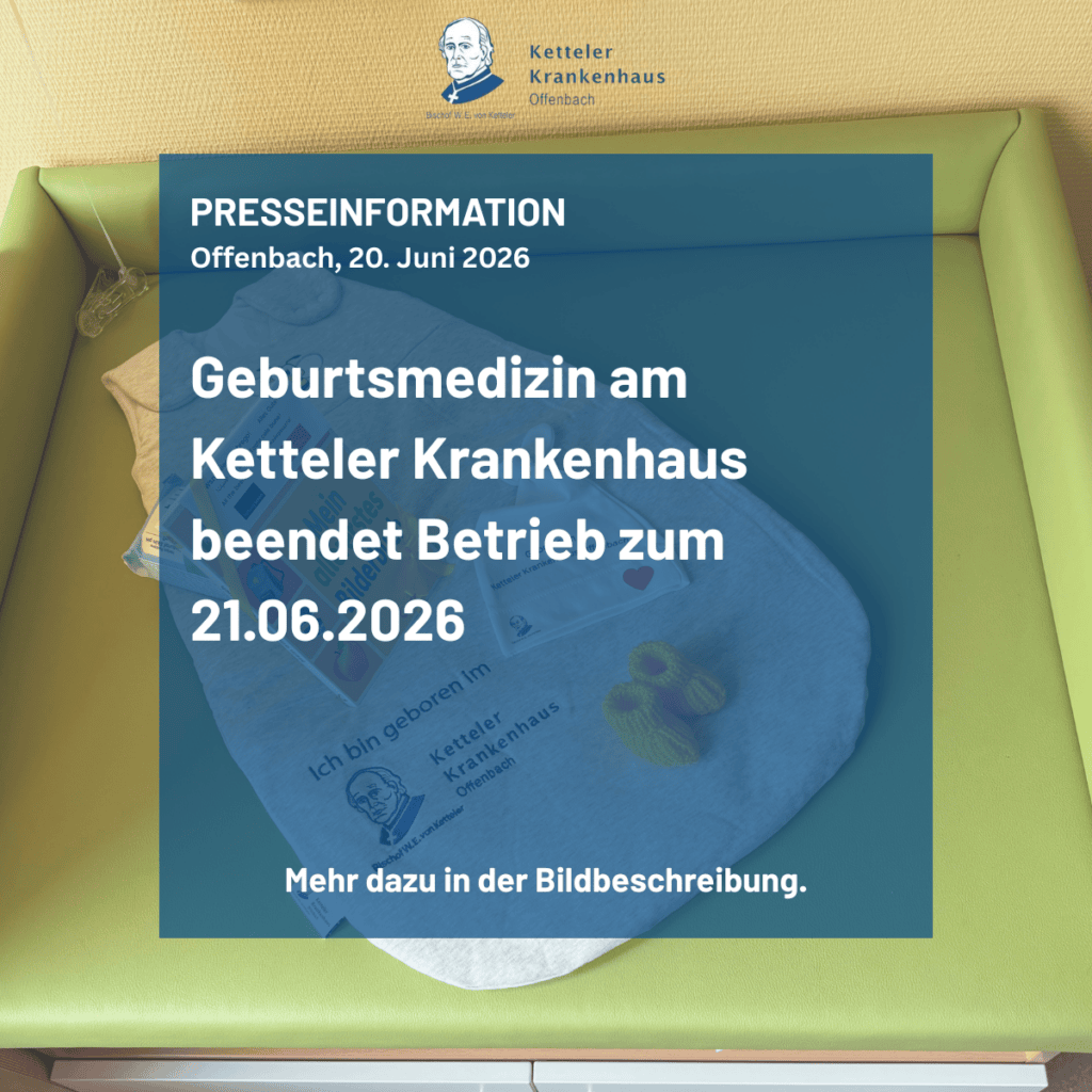 Auf einem grünen Sofa liegt ein Babywickeltuch mit dem Logo des Ketteler Krankenhauses. Ein Text kündigt die Schließung der Geburtshilfe im Ketteler Krankenhaus Offenbach zum 21. Juni 2026 an.